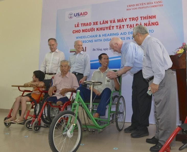 Tổ chức USAID, Mỹ, trao tặng xe lăn và thiết bị trợ thính cho người khuyết tật tại Đà Nẵng. Ảnh: USAID Việt Nam.