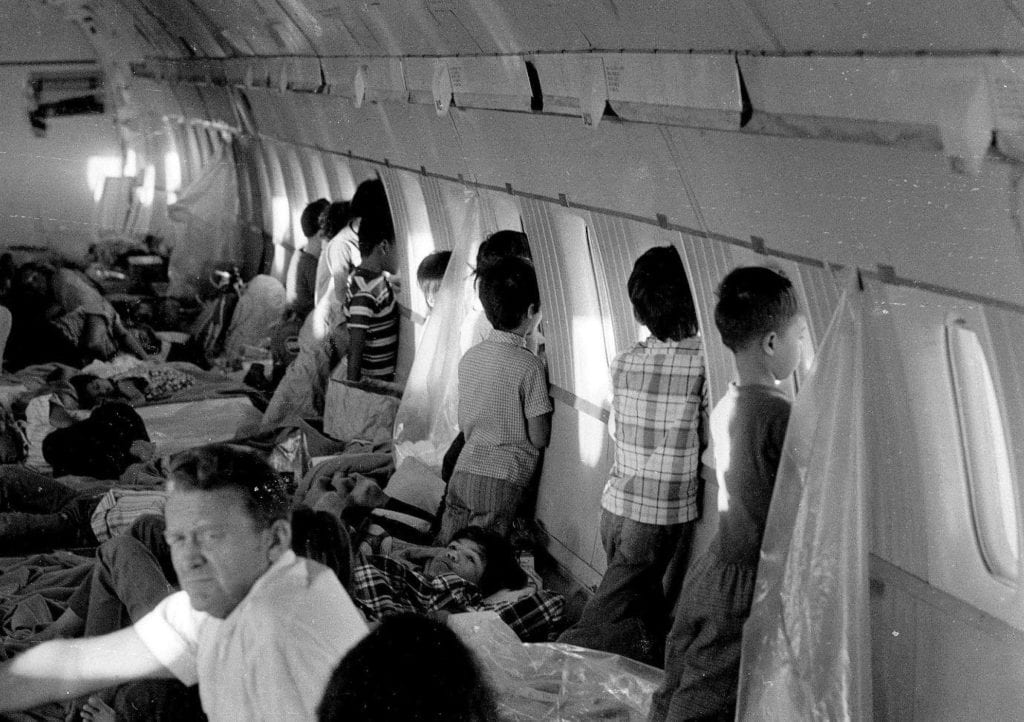 Trẻ em trên một chuyến bay thuộc Chiến dịch Không vận Trẻ em Việt Nam. Ảnh: South China Morning Post.